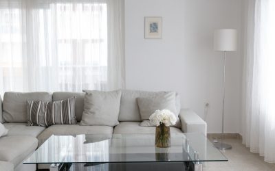 The Complete Guide to Custom Glass Tabletops for Homes & Businesses